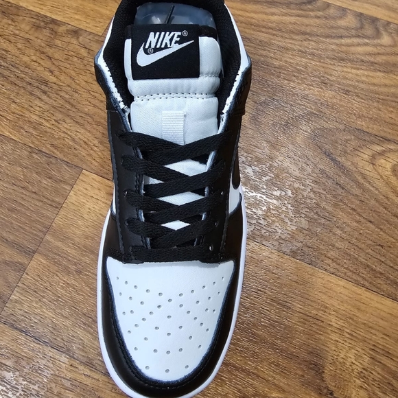 Nike Panda Dunks - Picture 4 of 10